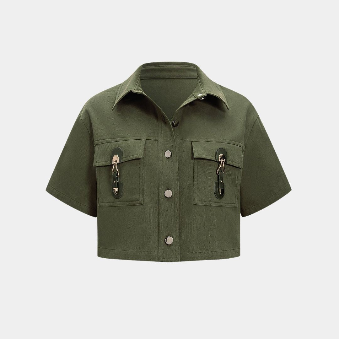 Militärgrön kortärmad skjorttopp i kraftig bomull med metallknappar och dekorativa spännen framtill