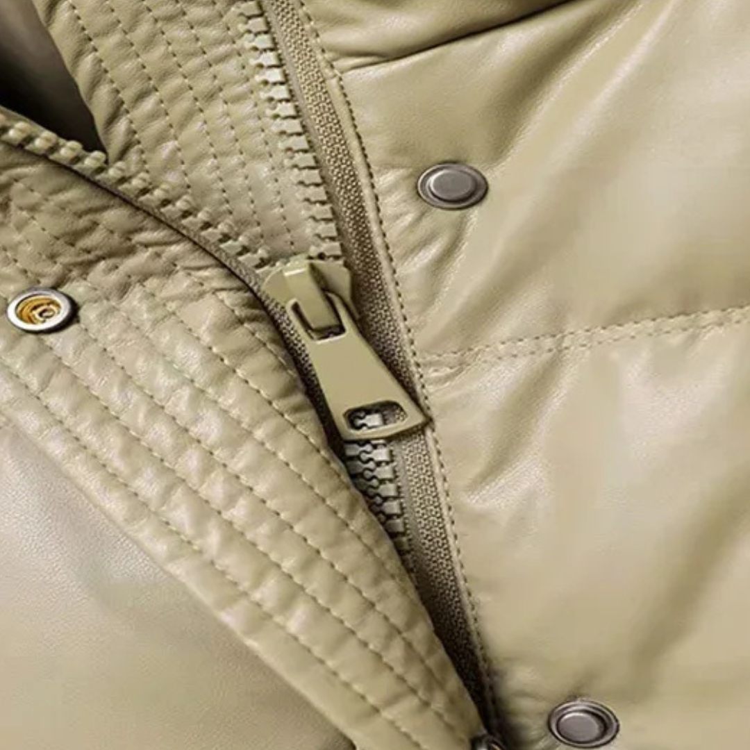 Kort vadderad pufferjacka med hög krage och fickor