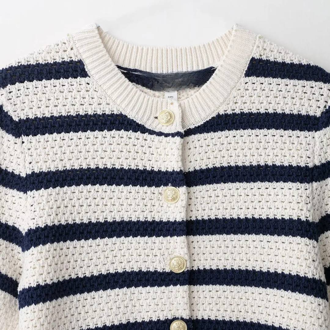 Kortstickad randig kofta med kort ärm och knappstängning framtill