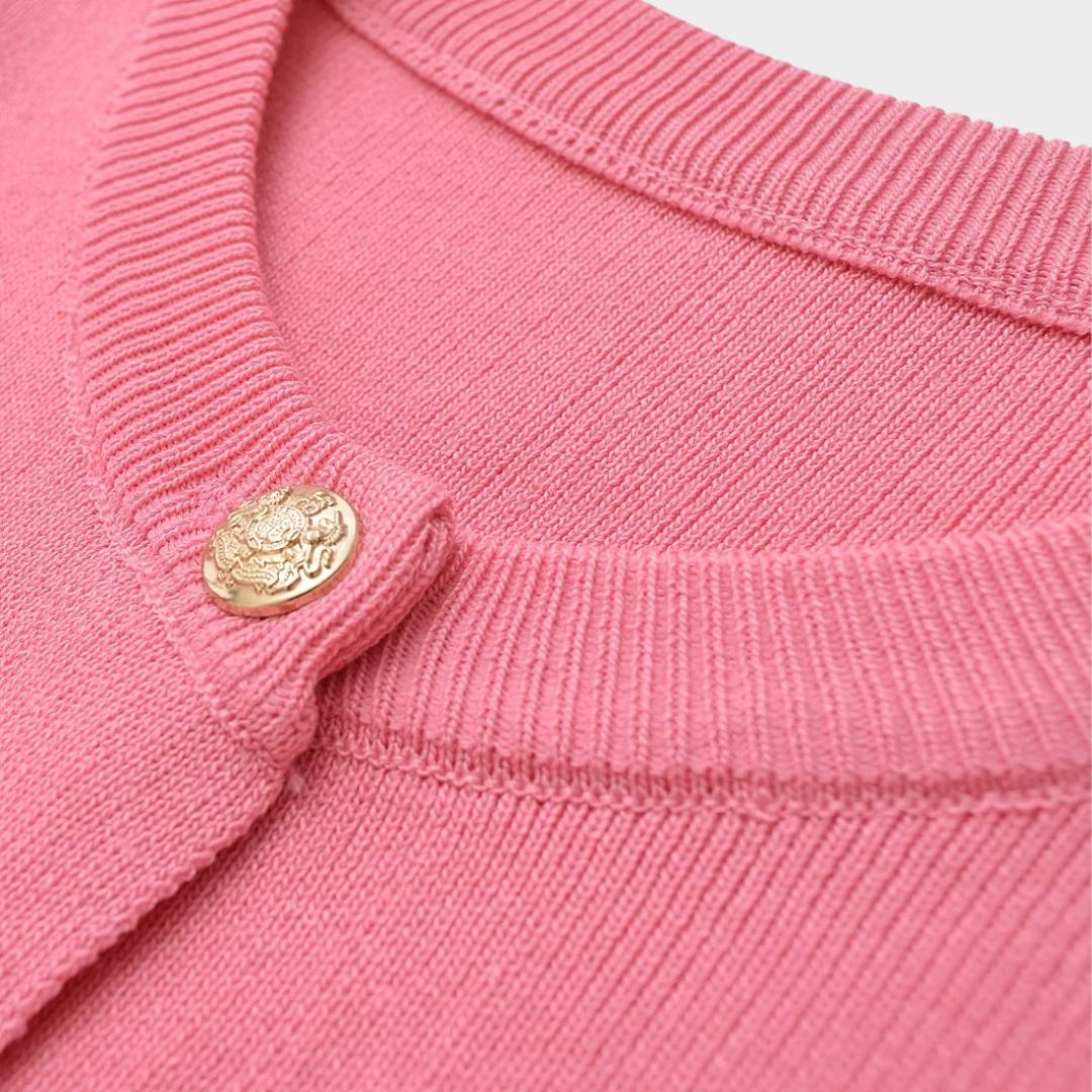 Stickad miniklänning med fickor och metallknappar