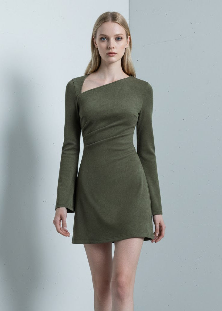 Kort klänning i mockaimitation med asymmetrisk ringning och vida ärmar.