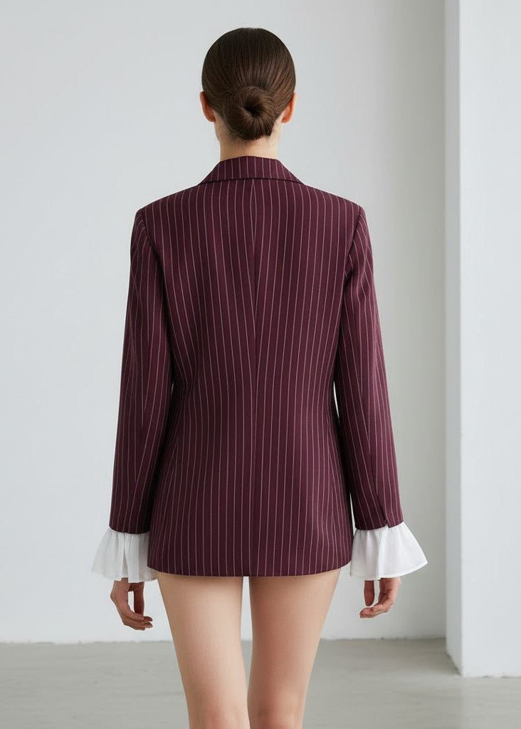 Vinröd randig kavaj med dekorativa volangärmar i kontrasttyg