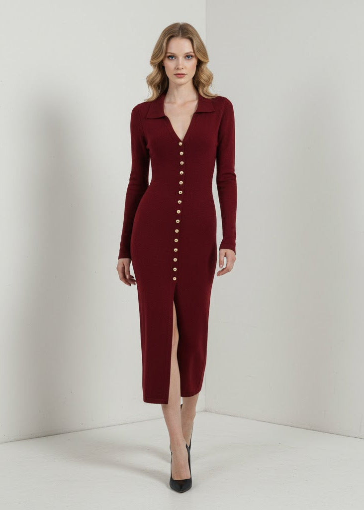 Bourgogne stickad midiklänning med krage och dekorativ knappslå framtill
