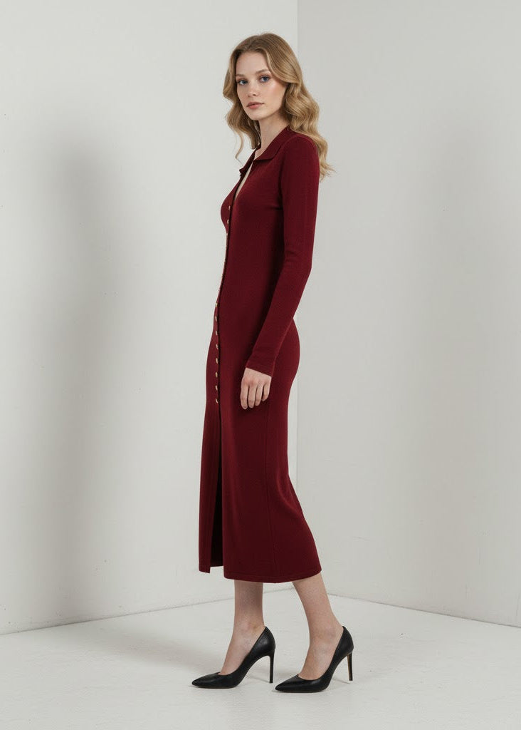 Bourgogne stickad midiklänning med krage och dekorativ knappslå framtill