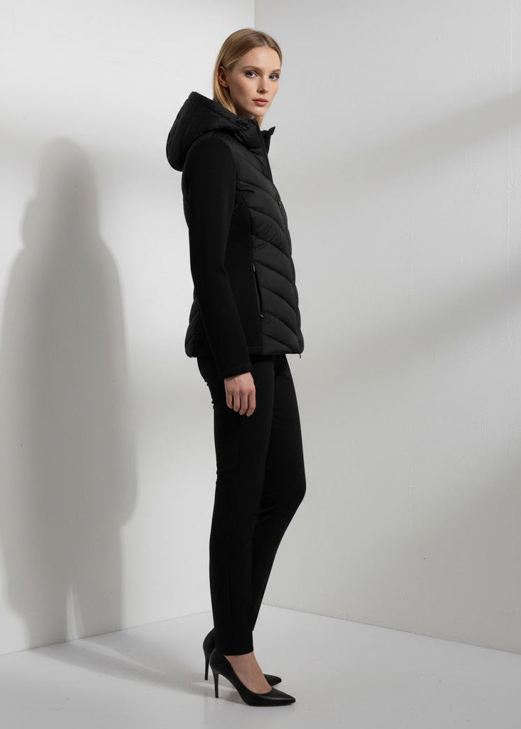 Huva sportjacka i smal passform med quiltat framstycke och mjuka stretchärmar