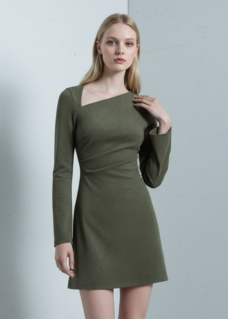 Kort klänning i mockaimitation med asymmetrisk ringning och vida ärmar.