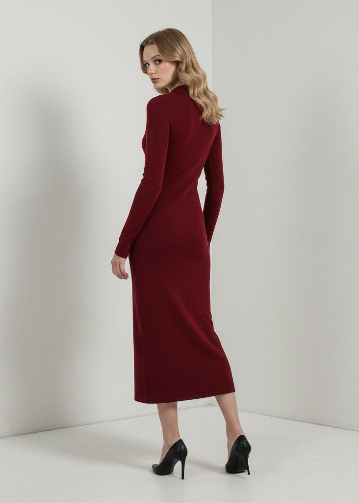 Bourgogne stickad midiklänning med krage och dekorativ knappslå framtill