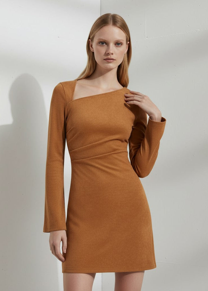 Kort klänning i mockaimitation med asymmetrisk ringning och vida ärmar.