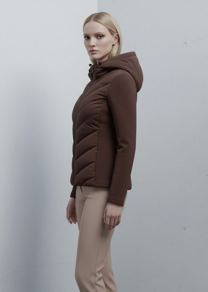 Huva sportjacka i smal passform med quiltat framstycke och mjuka stretchärmar