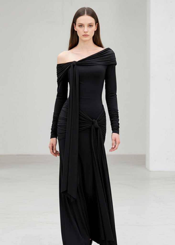 Axelbandslös lång klänning med draperade knytband och kroppsnära passform i mjuk stretchig trikå