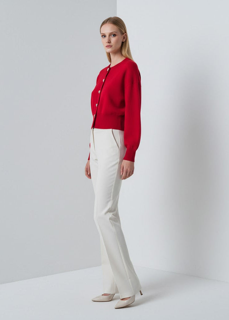 Röd kortstickad kofta med hjärtformade knappar