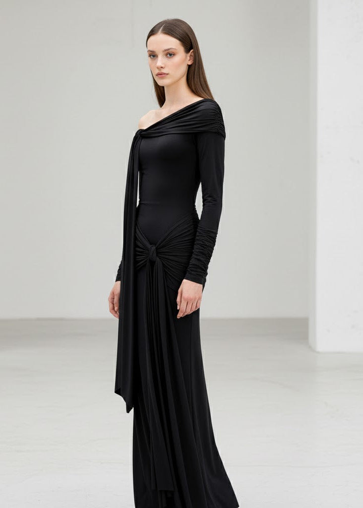 Axelbandslös lång klänning med draperade knytband och kroppsnära passform i mjuk stretchig trikå