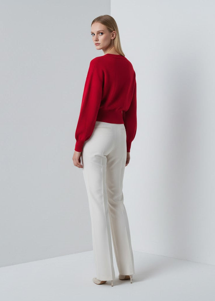 Röd kortstickad kofta med hjärtformade knappar