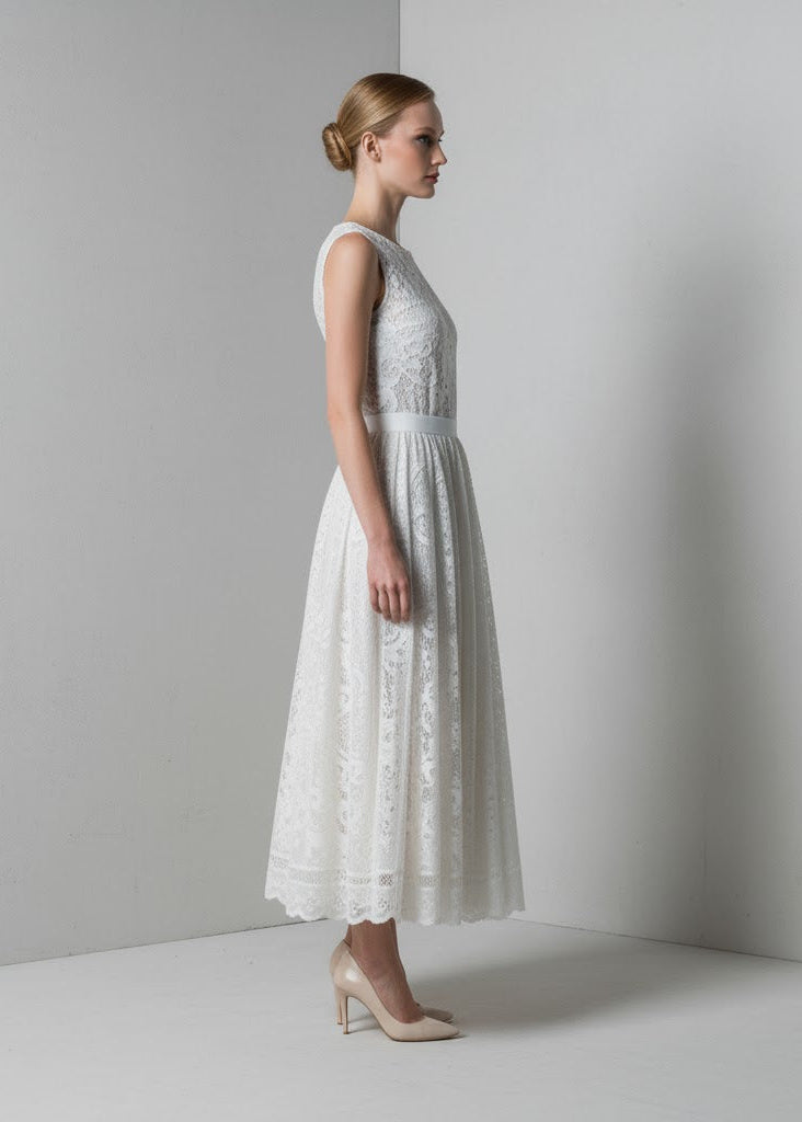 Kjol i spets med naturlig midja, ankellängd, A-linje silhuett och delikat struktur