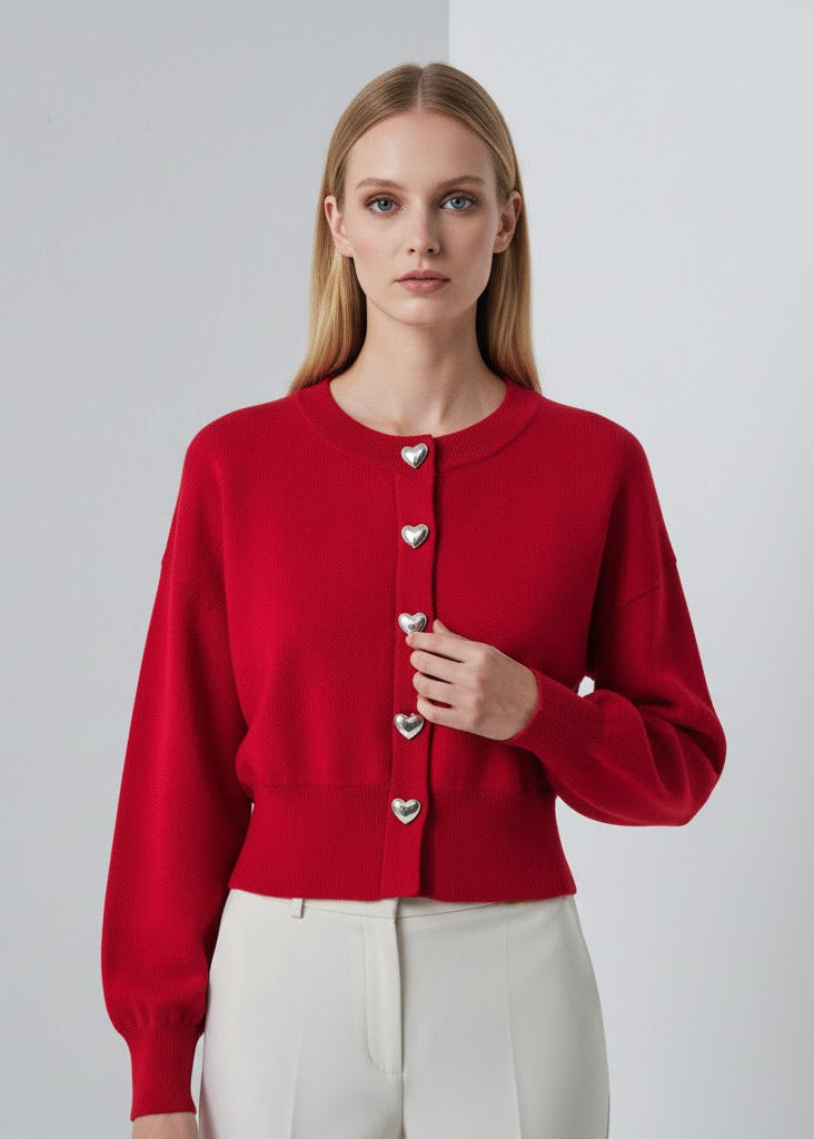 Röd kortstickad kofta med hjärtformade knappar