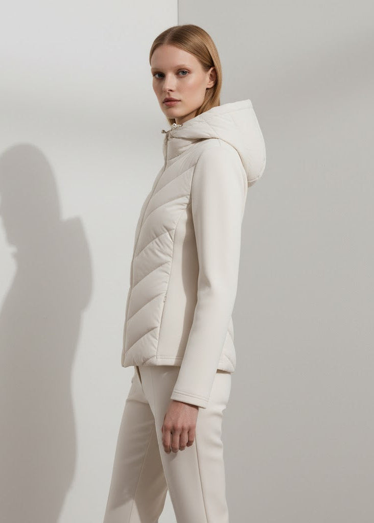 Huva sportjacka i smal passform med quiltat framstycke och mjuka stretchärmar