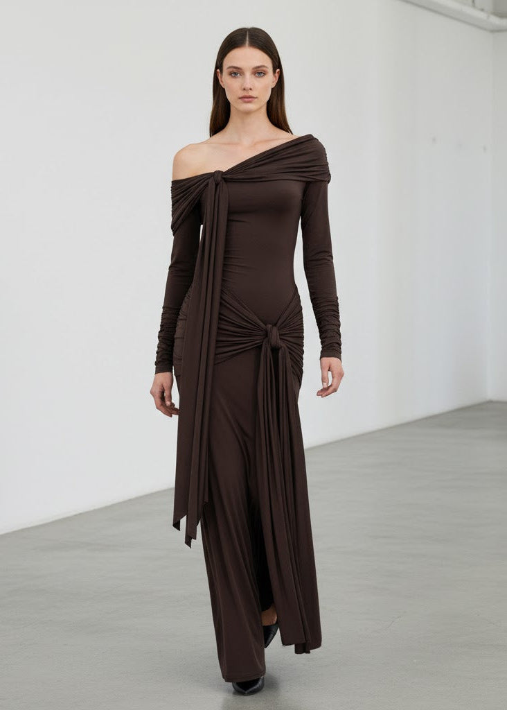 Axelbandslös lång klänning med draperade knytband och kroppsnära passform i mjuk stretchig trikå