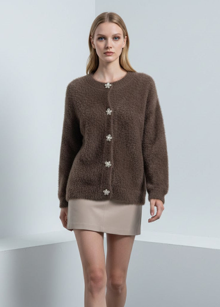 Brun fluffig stickad kofta med dekorativa blomknappar
