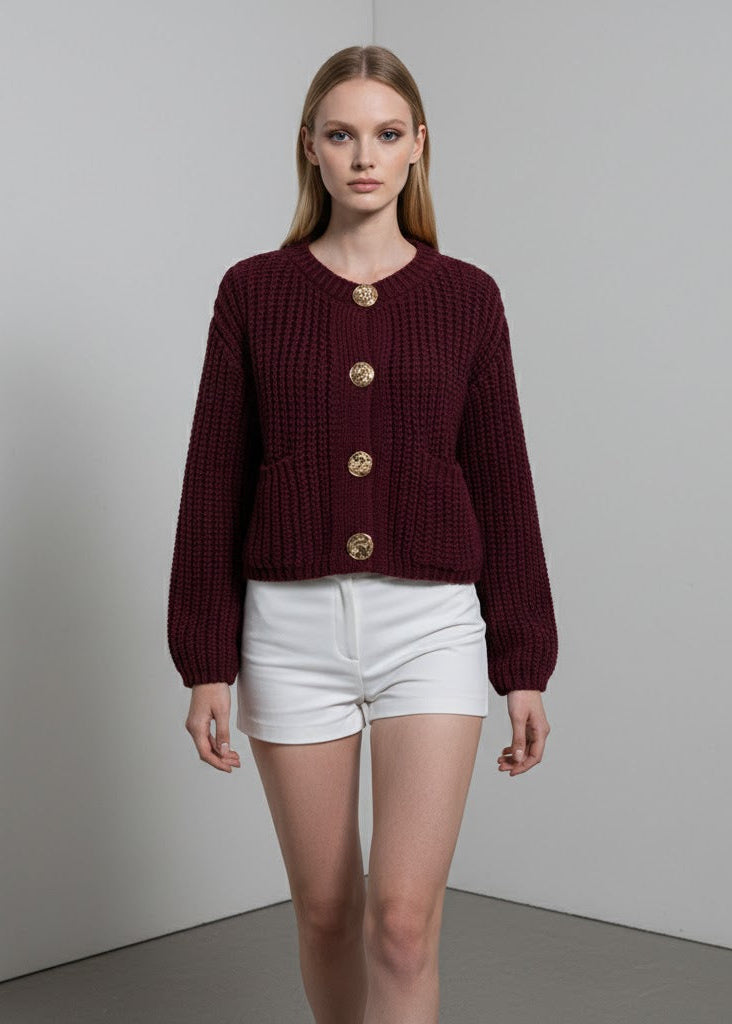 Vinröd grovstickad kort kofta med guldknappar och fickor för dam