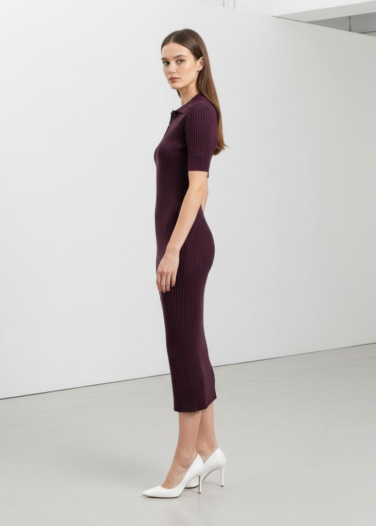 Ribbad stickad midiklänning med pikékrage och knappar