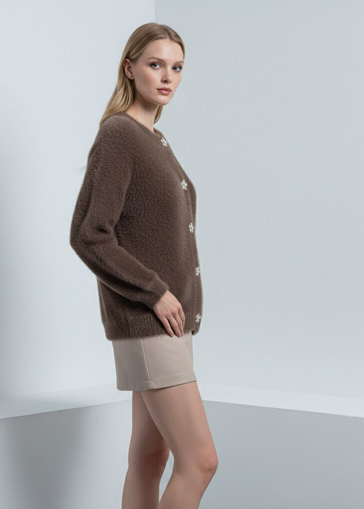 Brun fluffig stickad kofta med dekorativa blomknappar