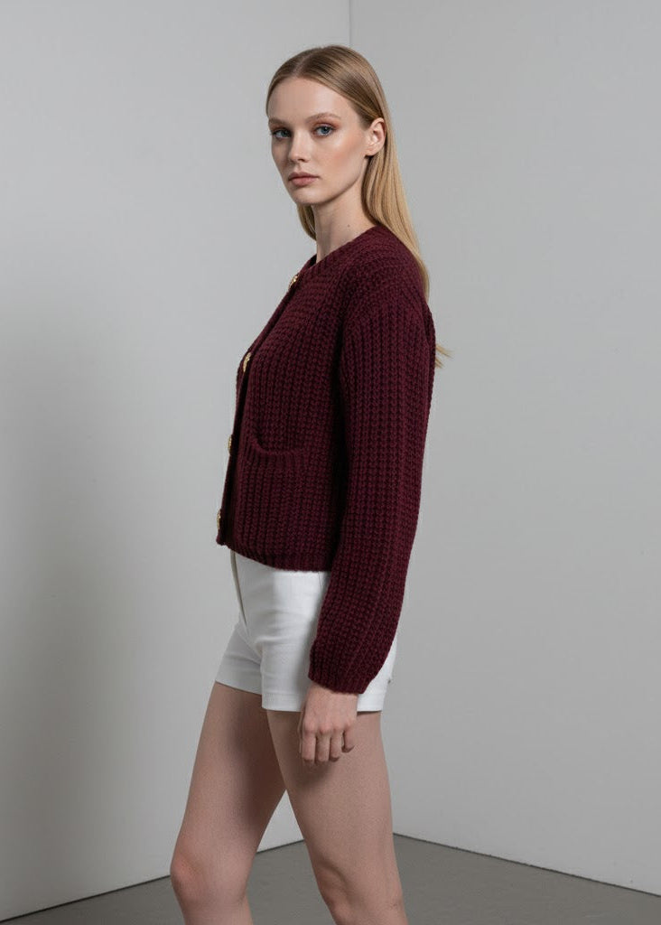 Vinröd grovstickad kort kofta med guldknappar och fickor för dam