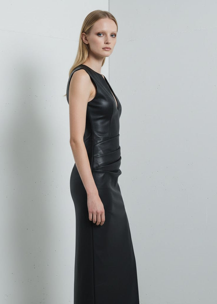 Ärmlös midiklänning i fuskläder med nyckelhålsringning draperad midja och slits