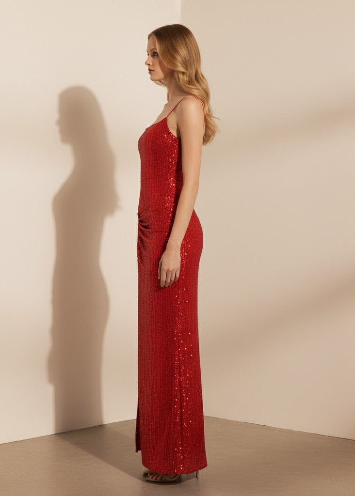 Paljettklänning i maxilängd med draperad slits och tunna axelband