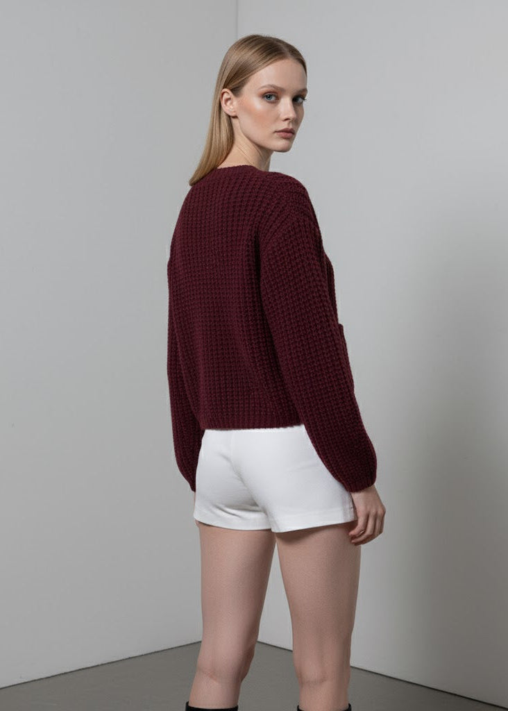 Vinröd grovstickad kort kofta med guldknappar och fickor för dam