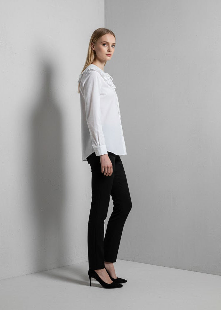 Klassisk blus med volangkrage knytband och eleganta detaljer