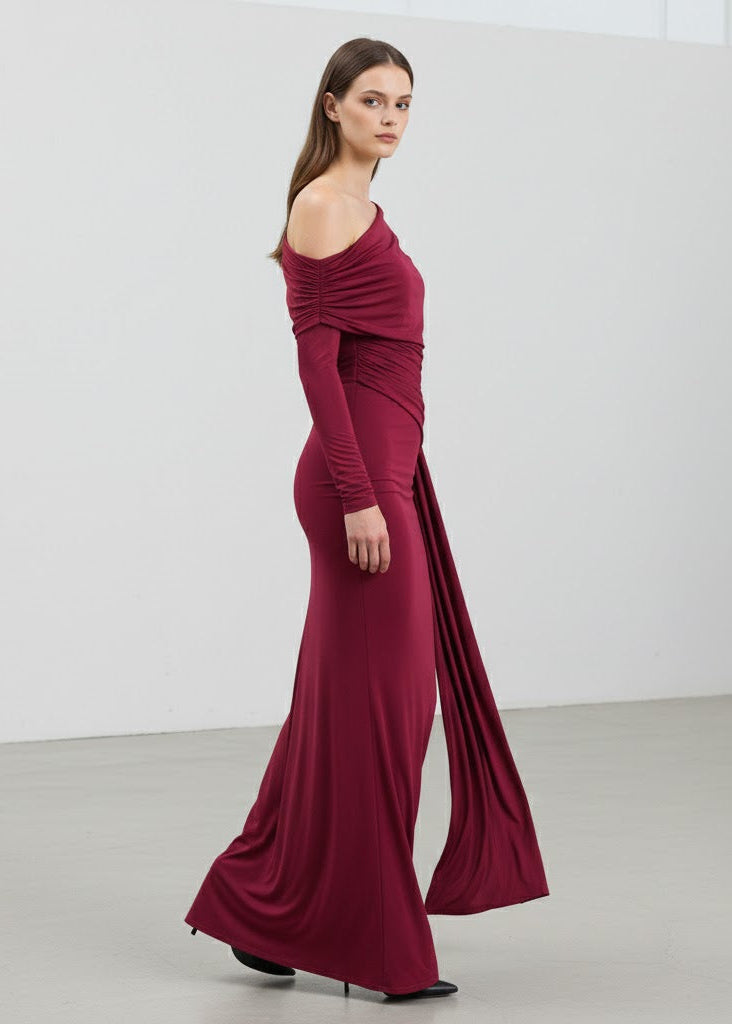 Vinröd Draperad axelbandslös klänning i stretchig jersey med asymmetrisk skärning