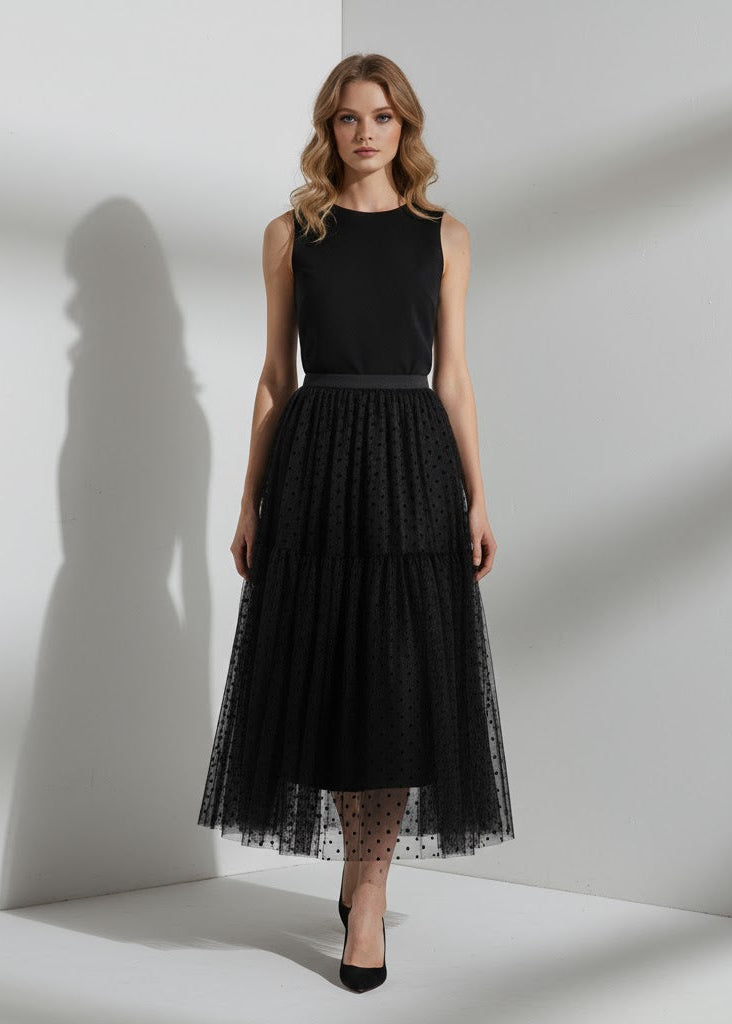 Kjol i tyll med prickmönster empiremidja A-linje silhuett och ankellängd