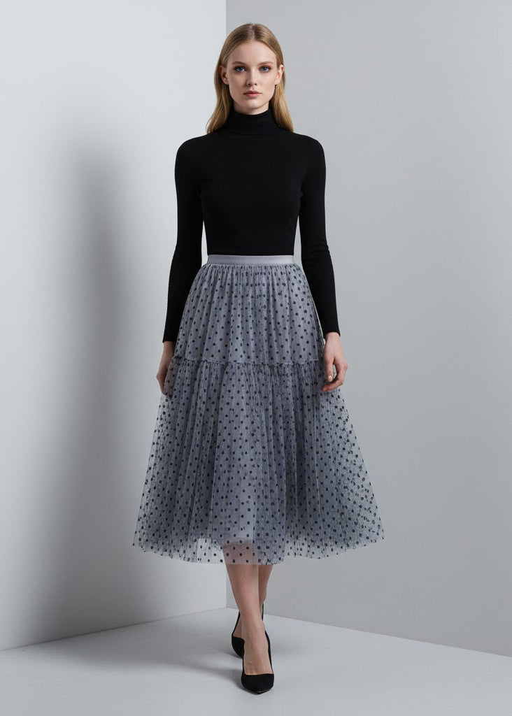 Kjol i tyll med prickmönster empiremidja A-linje silhuett och ankellängd
