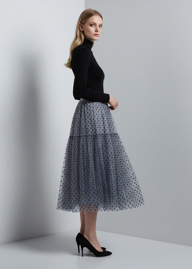 Kjol i tyll med prickmönster empiremidja A-linje silhuett och ankellängd