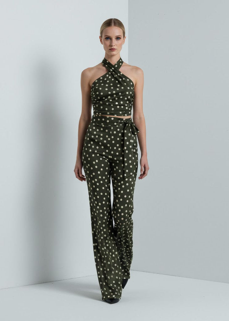 Tvådelat set med asymmetrisk topp och vida byxor – enfärgat eller prickigt