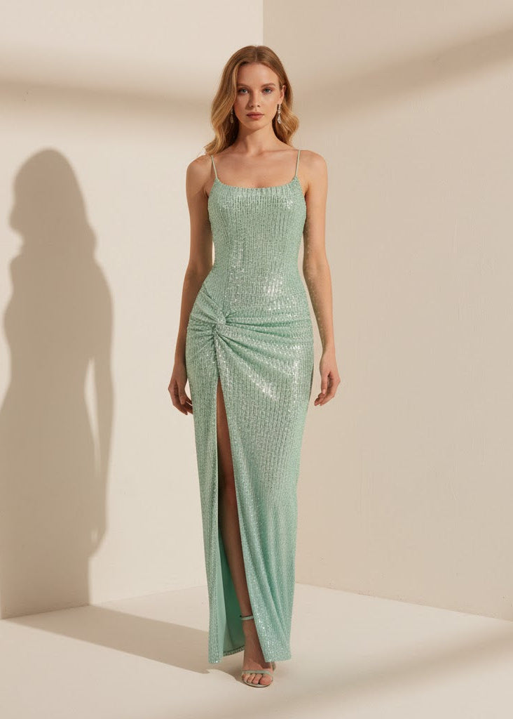 Paljettklänning i maxilängd med draperad slits och tunna axelband