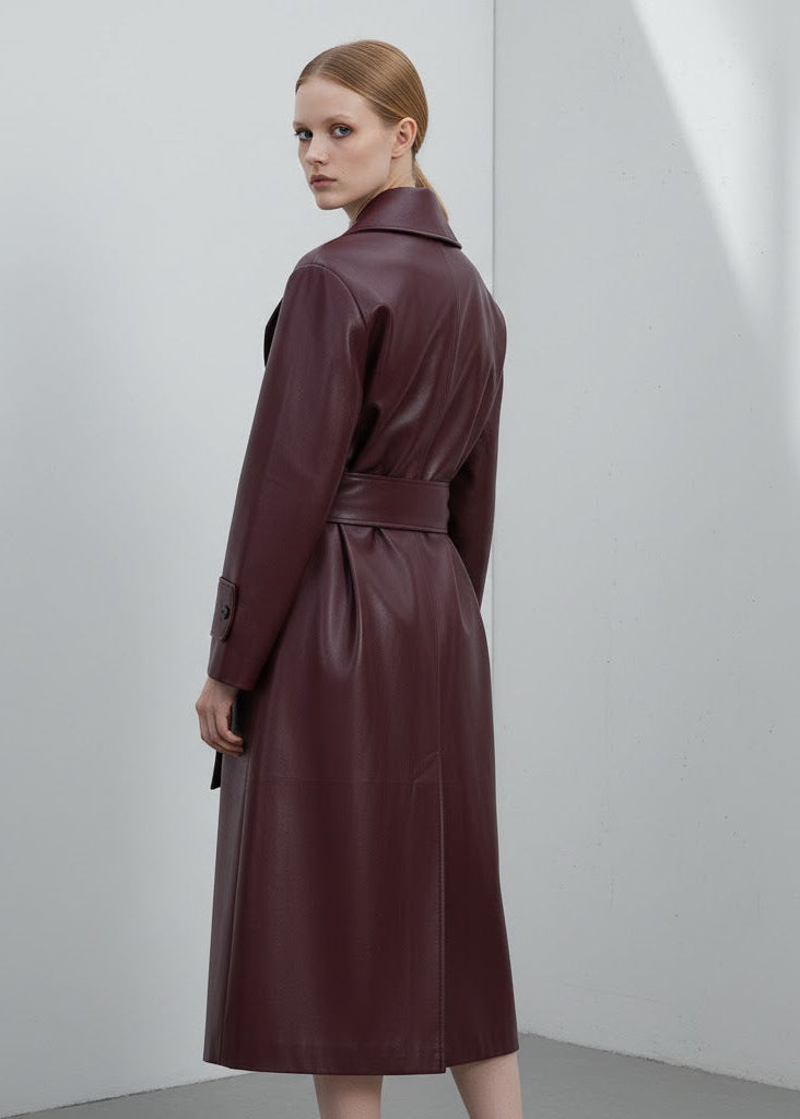 Vinröd Lång vinröd trenchcoat i glansigt veganskt läder med bred krage och knytskärp