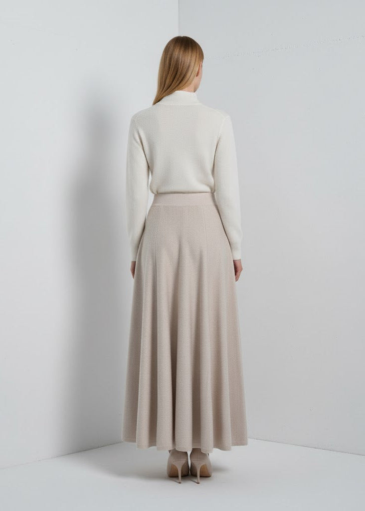 Lång stickad kjol i mjuk jerseykvalitet med utsvängd silhuett och bekväm midja