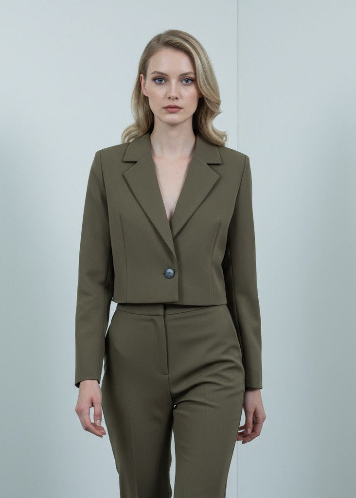 Kort kavaj i viskos med lös passform och enkel knäppning