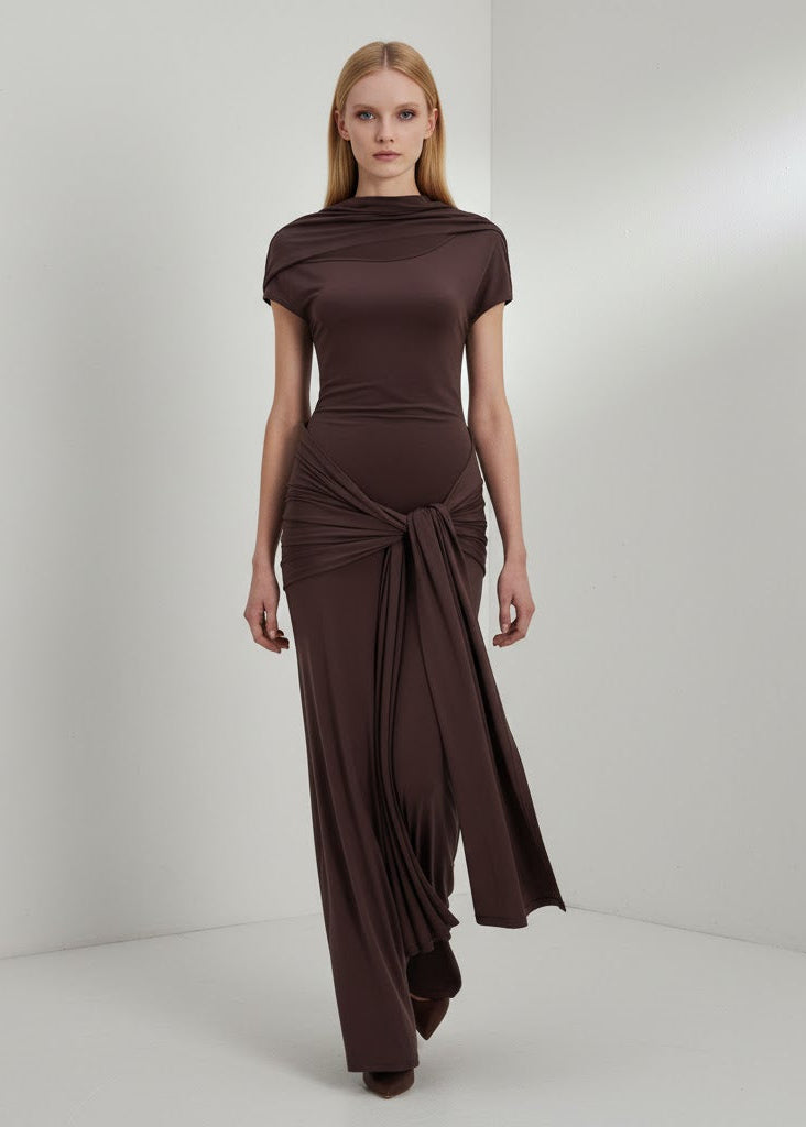 Maxiklänning brun figurnära med kort ärm draperad midja knytband slits asymmetrisk hals