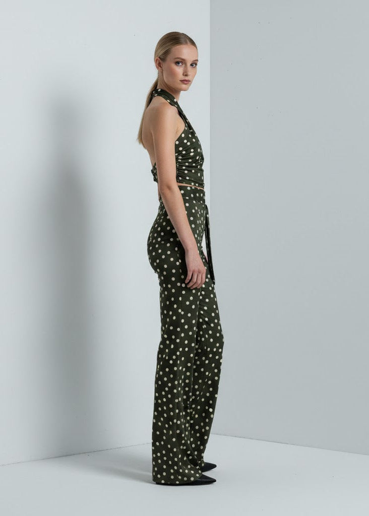 Tvådelat set med asymmetrisk topp och vida byxor – enfärgat eller prickigt