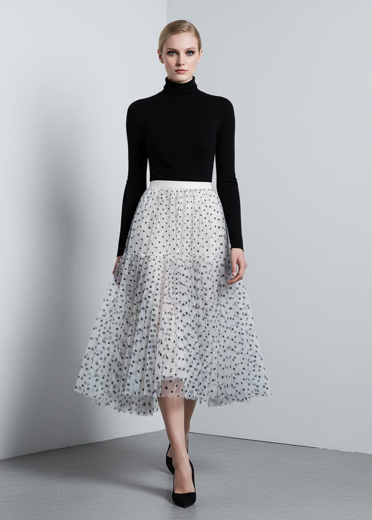 Kjol i tyll med prickmönster empiremidja A-linje silhuett och ankellängd