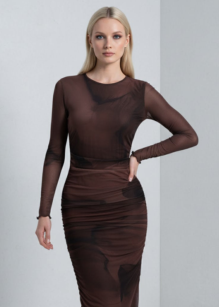 Långärmad maxiklänning i rödbrun tie-dye mesh med draperad design och figurnära siluett