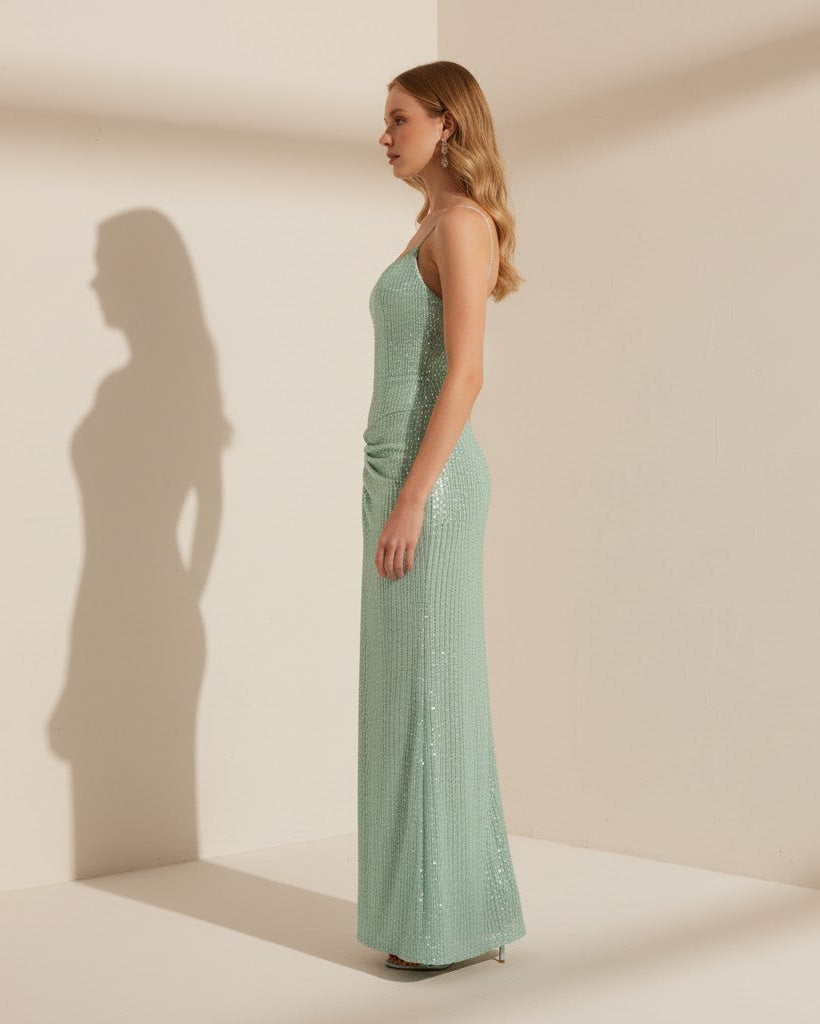 Paljettklänning i maxilängd med draperad slits och tunna axelband