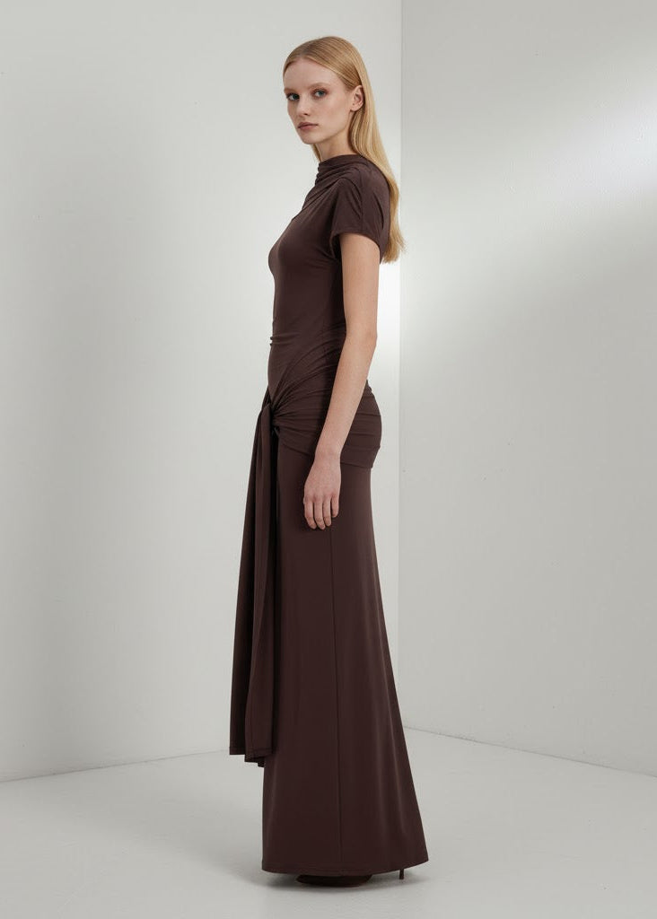 Maxiklänning brun figurnära med kort ärm draperad midja knytband slits asymmetrisk hals