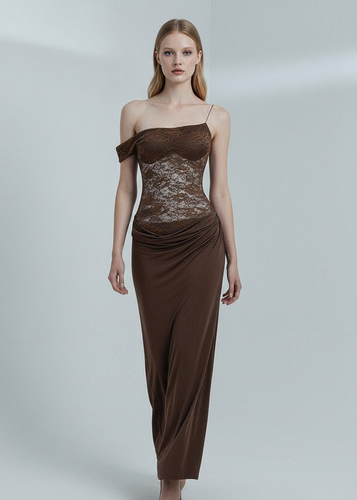 Brun asymmetrisk midiklänning i spets och jersey med axelbandslös överdel och draperad kjol