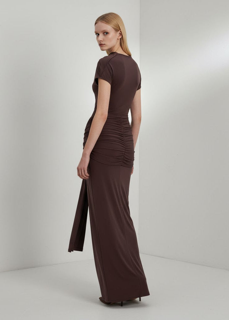 Maxiklänning brun figurnära med kort ärm draperad midja knytband slits asymmetrisk hals