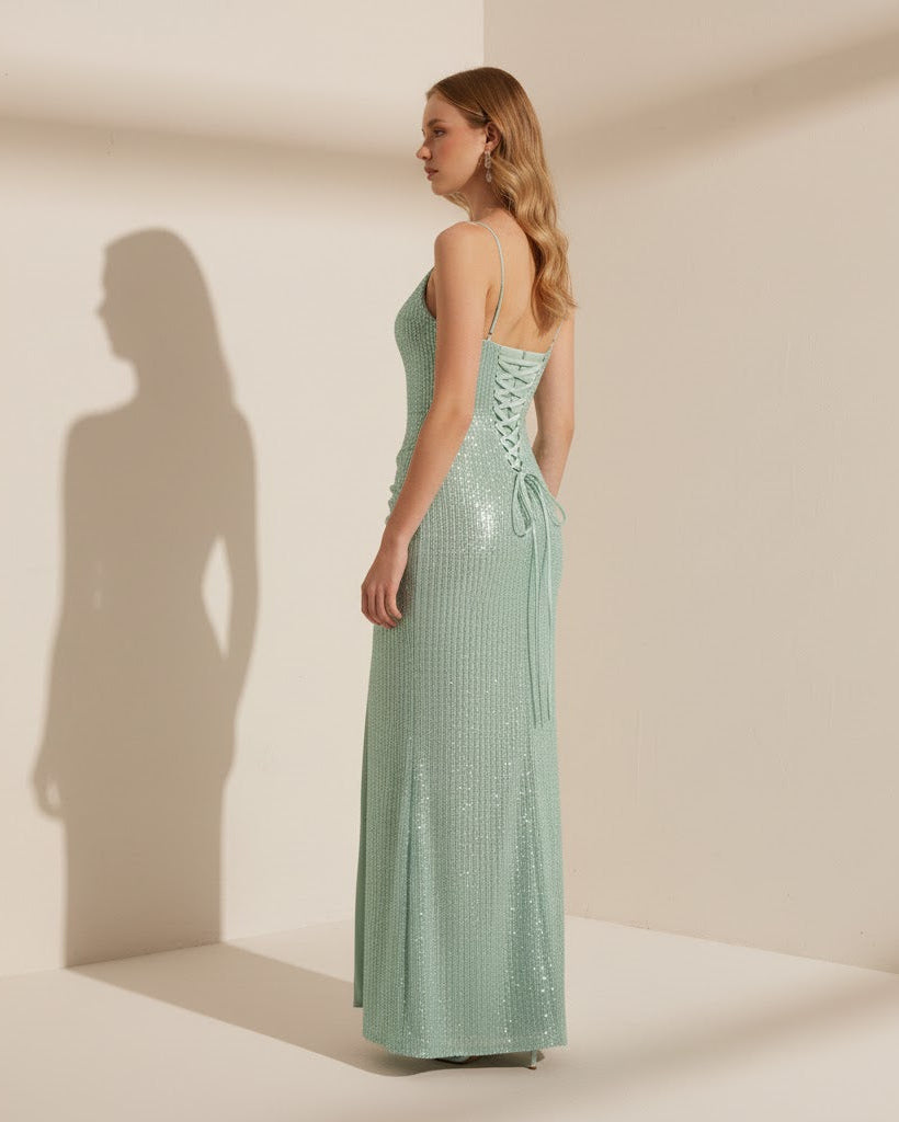 Paljettklänning i maxilängd med draperad slits och tunna axelband