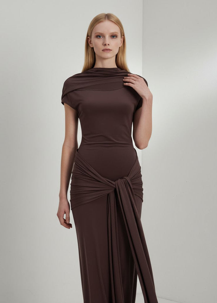 Maxiklänning brun figurnära med kort ärm draperad midja knytband slits asymmetrisk hals