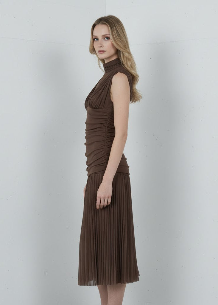 Midiklänning i mesh med polokrage och draperad överdel